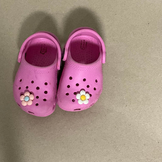 Pink crocs & flower charms